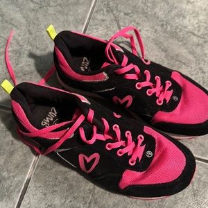Limited edition rare sold out zumba heart sneakers black pink 7 preowned LOOK 🩷